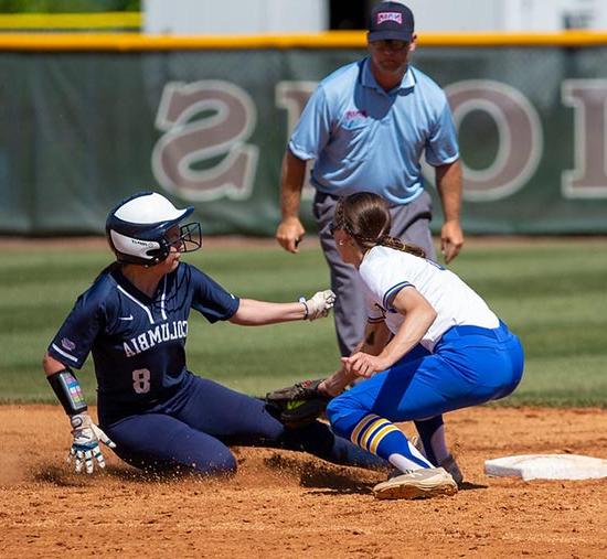 十大赌博正规平台在线 softball shortstop tagging opponent sliding into second base